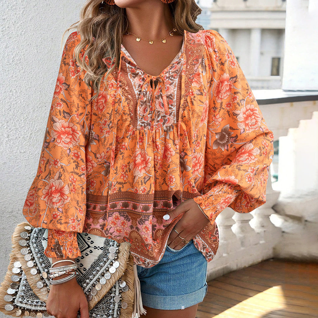 Blusa bohemia con estampado floral y cordón en el cuello
