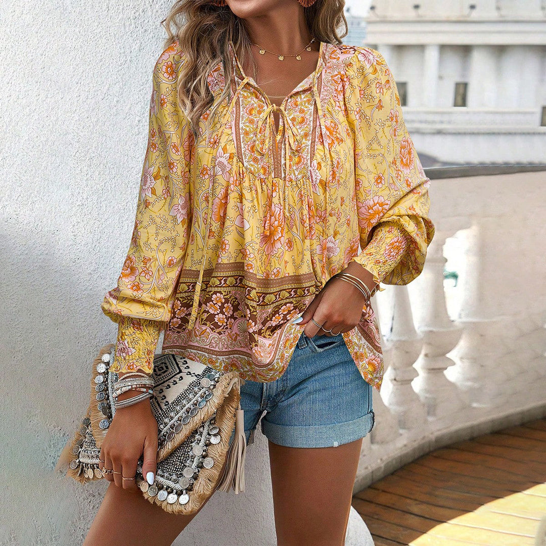 Blusa bohemia con estampado floral y cordón en el cuello