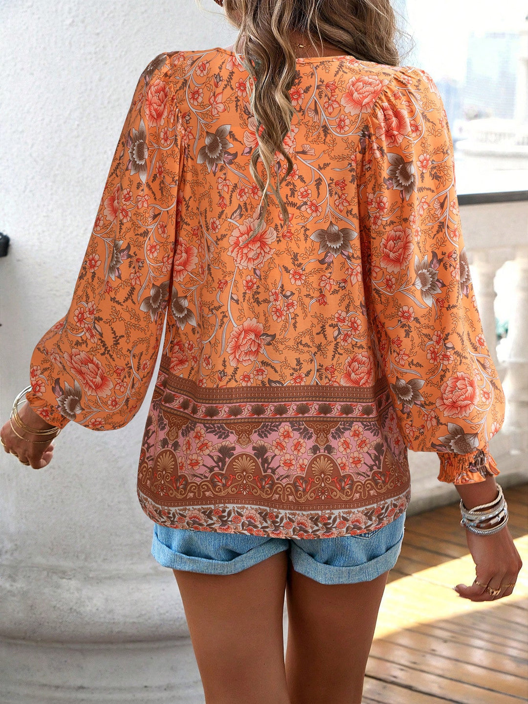 Blusa bohemia con estampado floral y cordón en el cuello