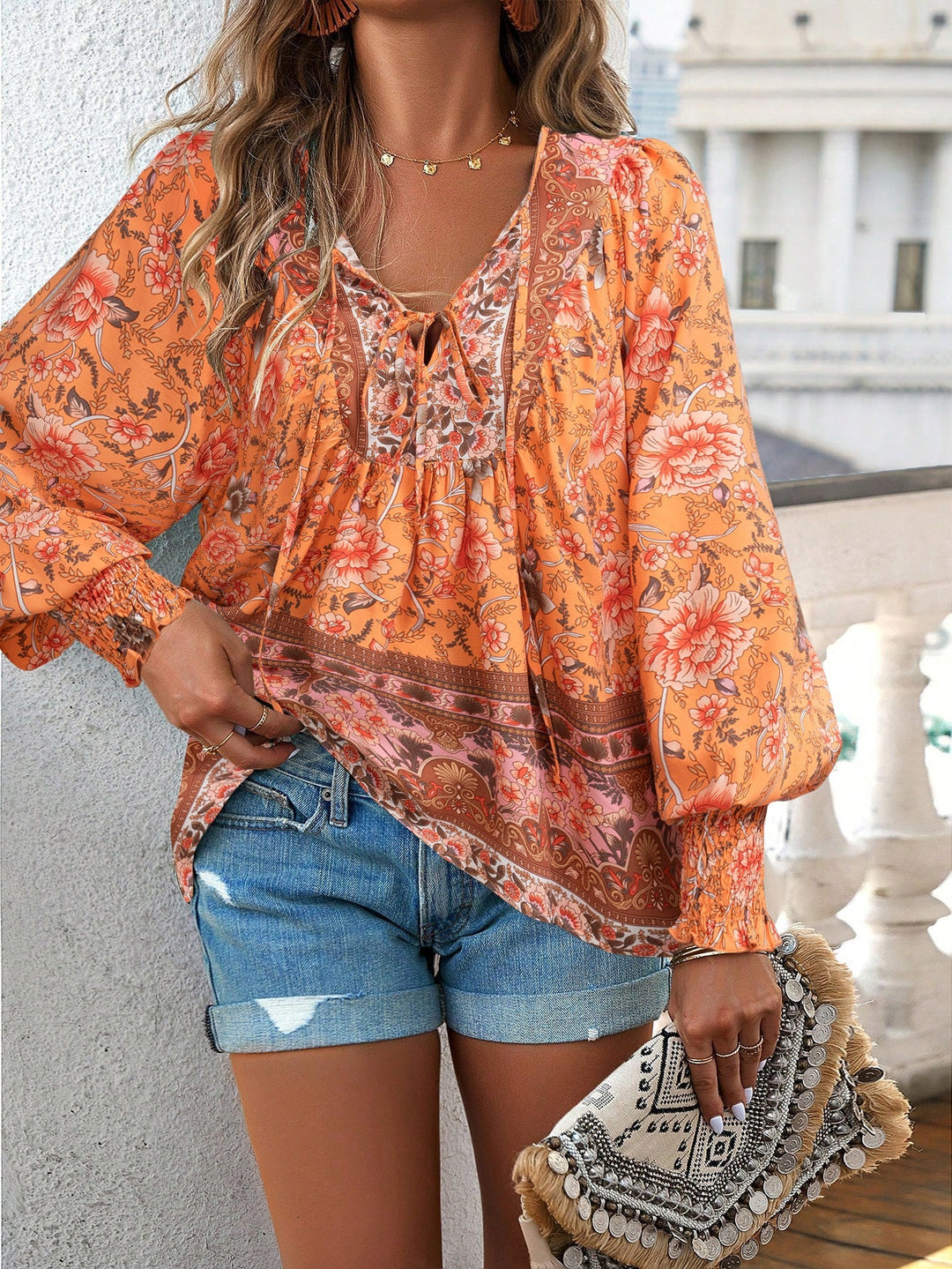 Blusa bohemia con estampado floral y cordón en el cuello