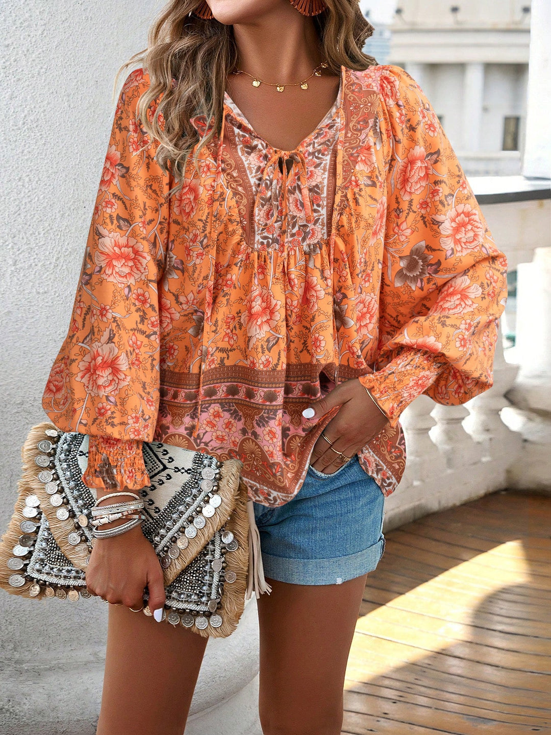 Blusa bohemia con estampado floral y cordón en el cuello