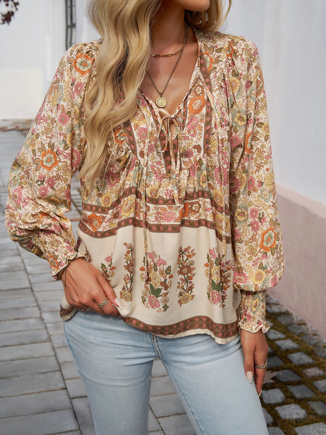 Blusa bohemia con estampado floral y cordón en el cuello