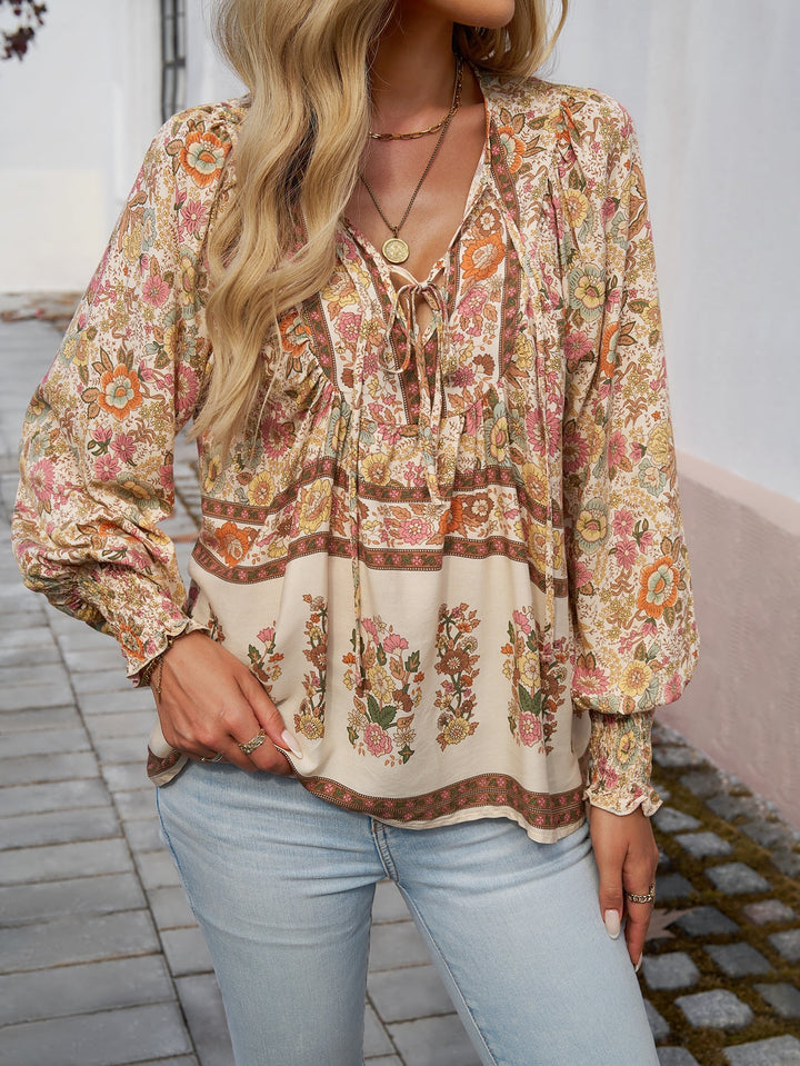 Blusa bohemia con estampado floral y cordón en el cuello