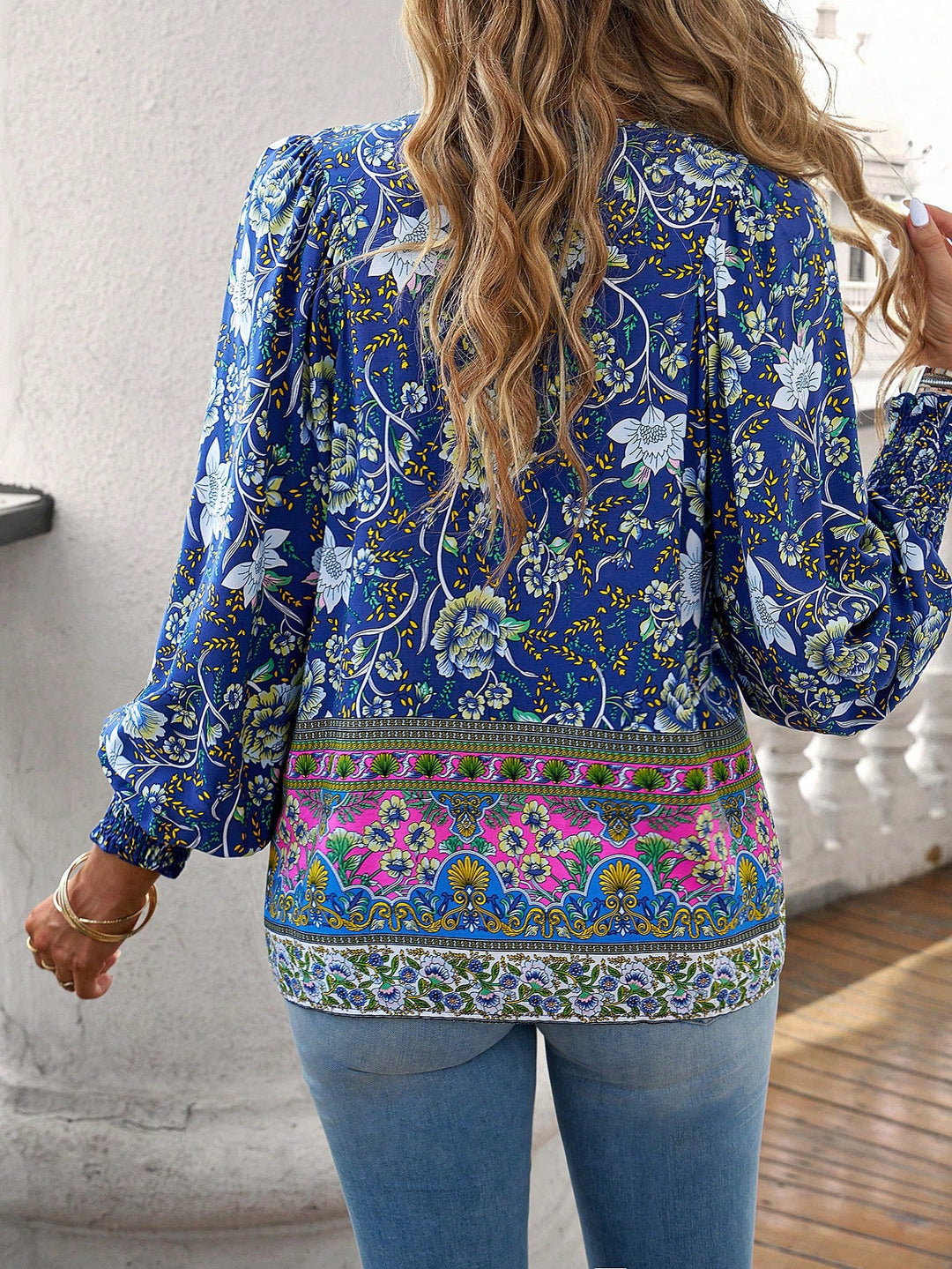 Blusa bohemia con estampado floral y cordón en el cuello