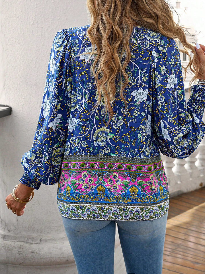 Blusa bohemia con estampado floral y cordón en el cuello