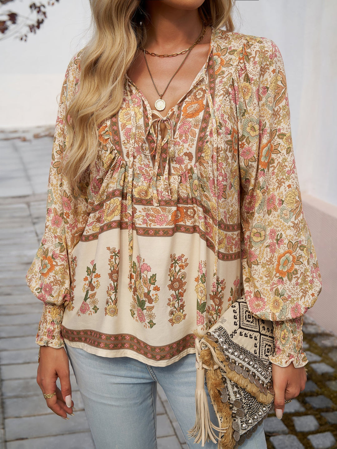 Blusa bohemia con estampado floral y cordón en el cuello