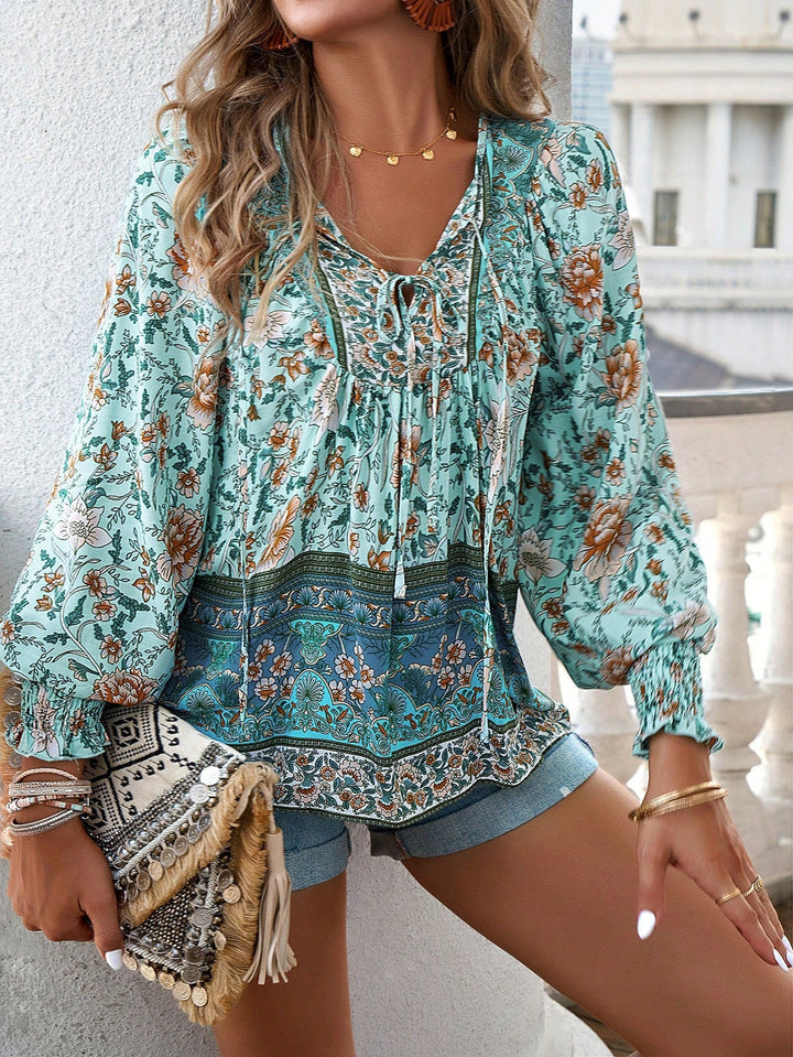 Blusa bohemia con estampado floral y cordón en el cuello