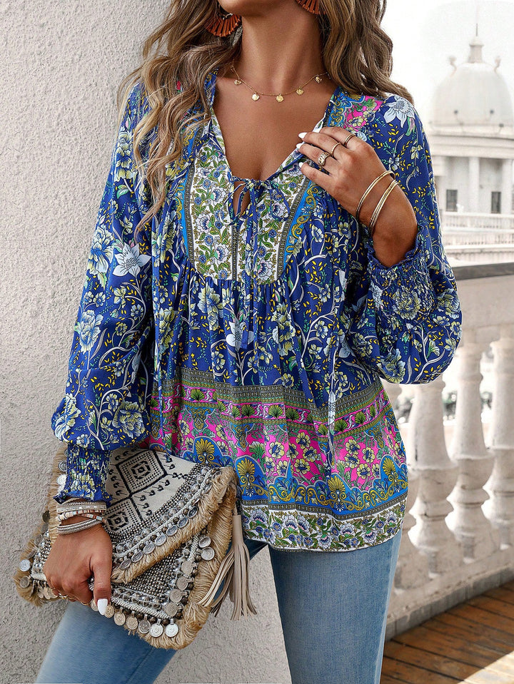 Blusa bohemia con estampado floral y cordón en el cuello
