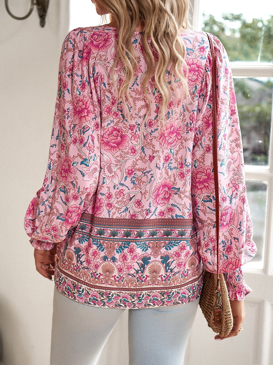 Blusa bohemia con estampado floral y cordón en el cuello