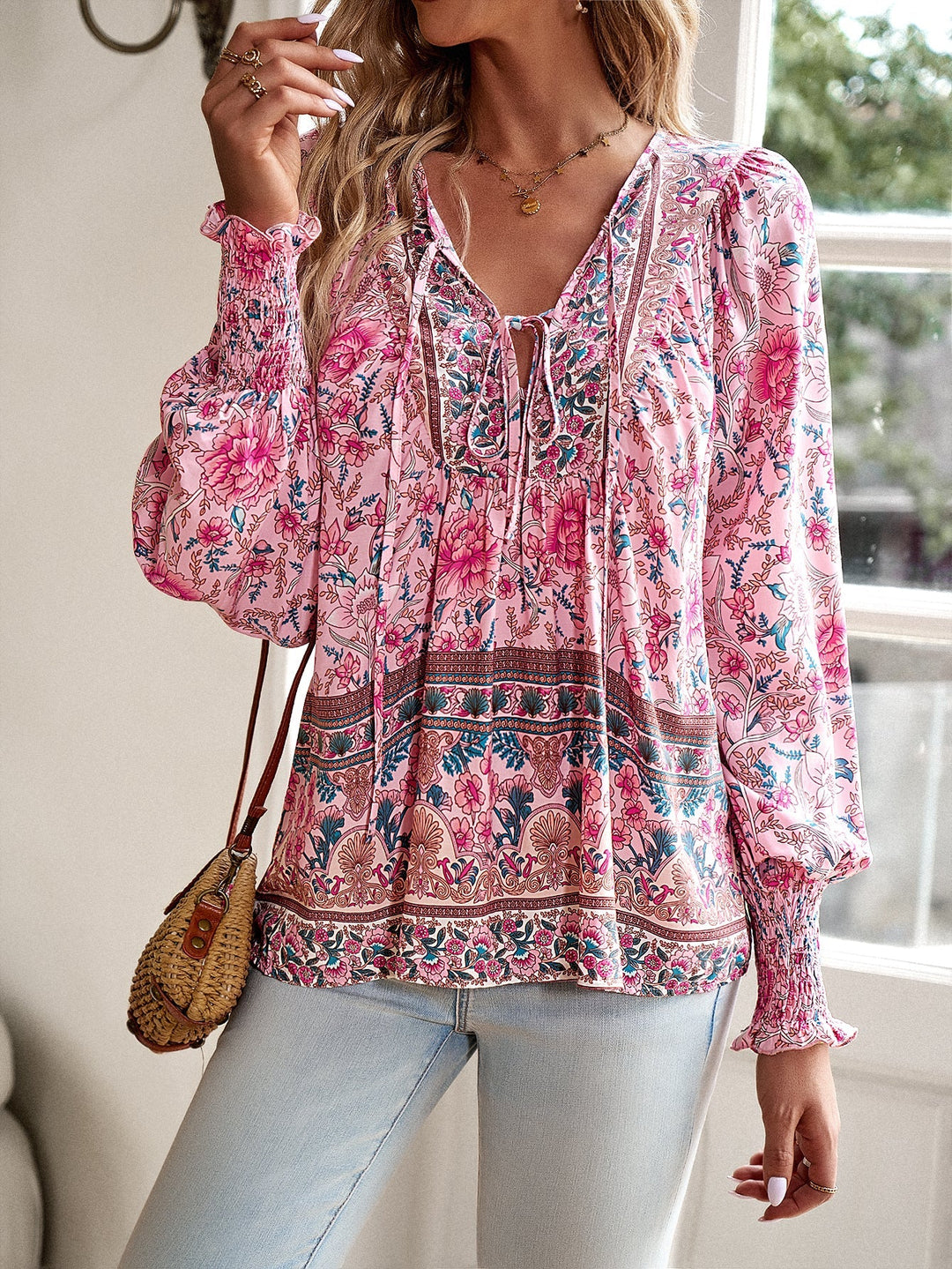 Blusa bohemia con estampado floral y cordón en el cuello