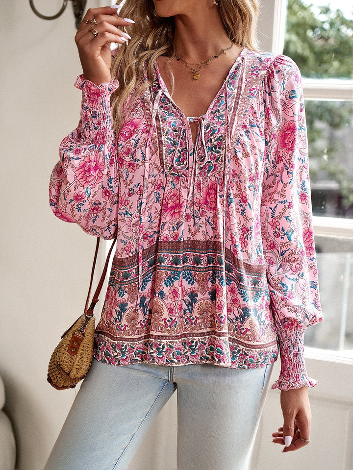 Blusa bohemia con estampado floral y cordón en el cuello