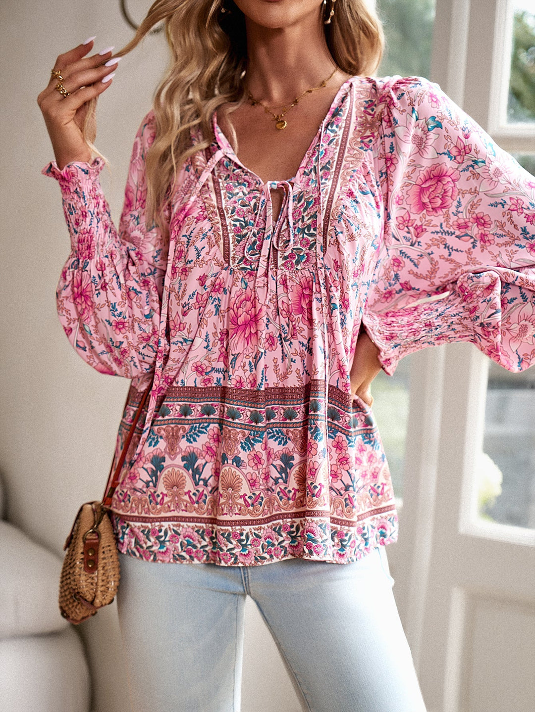 Blusa bohemia con estampado floral y cordón en el cuello