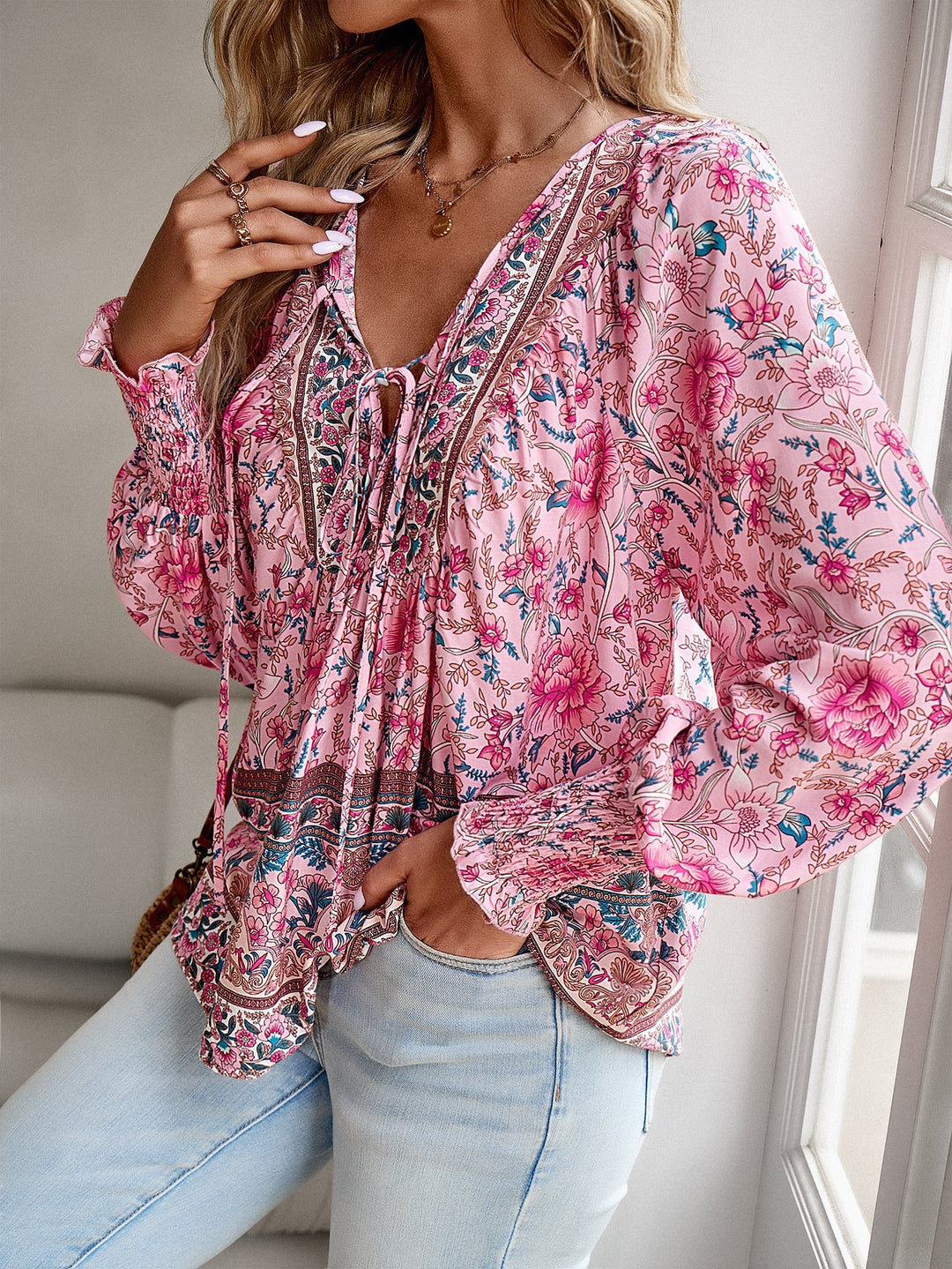 Blusa bohemia con estampado floral y cordón en el cuello