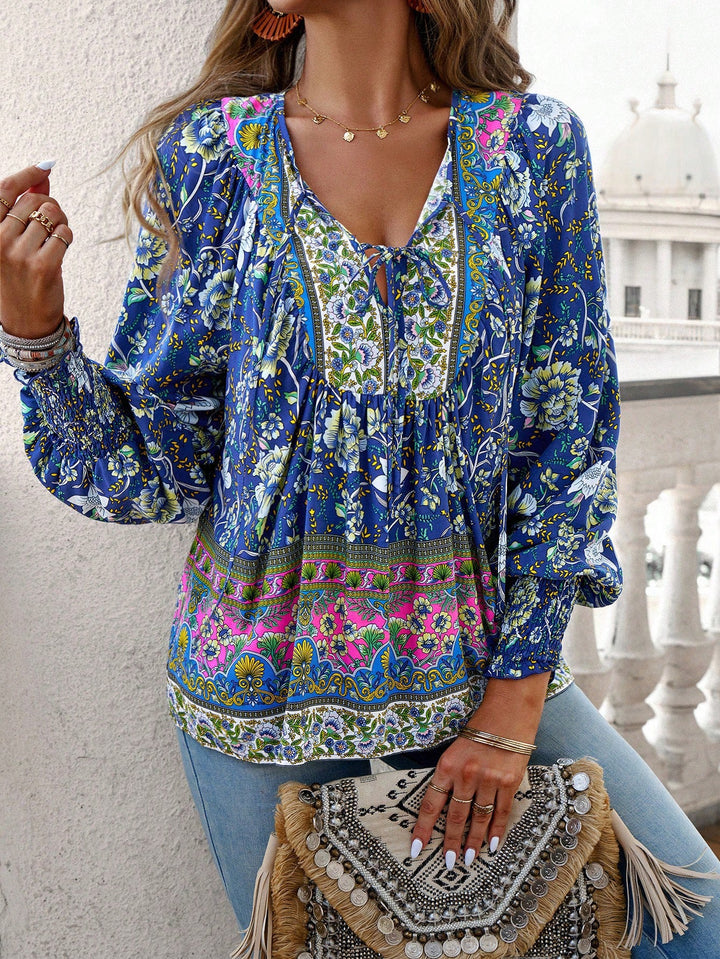 Blusa bohemia con estampado floral y cordón en el cuello