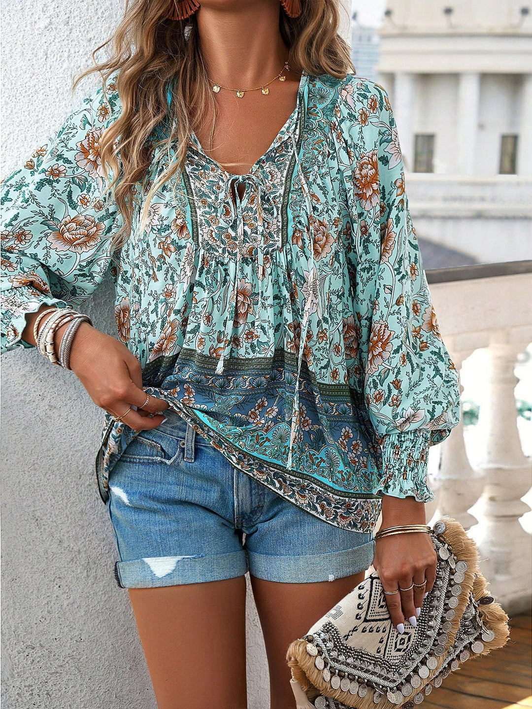Blusa bohemia con estampado floral y cordón en el cuello