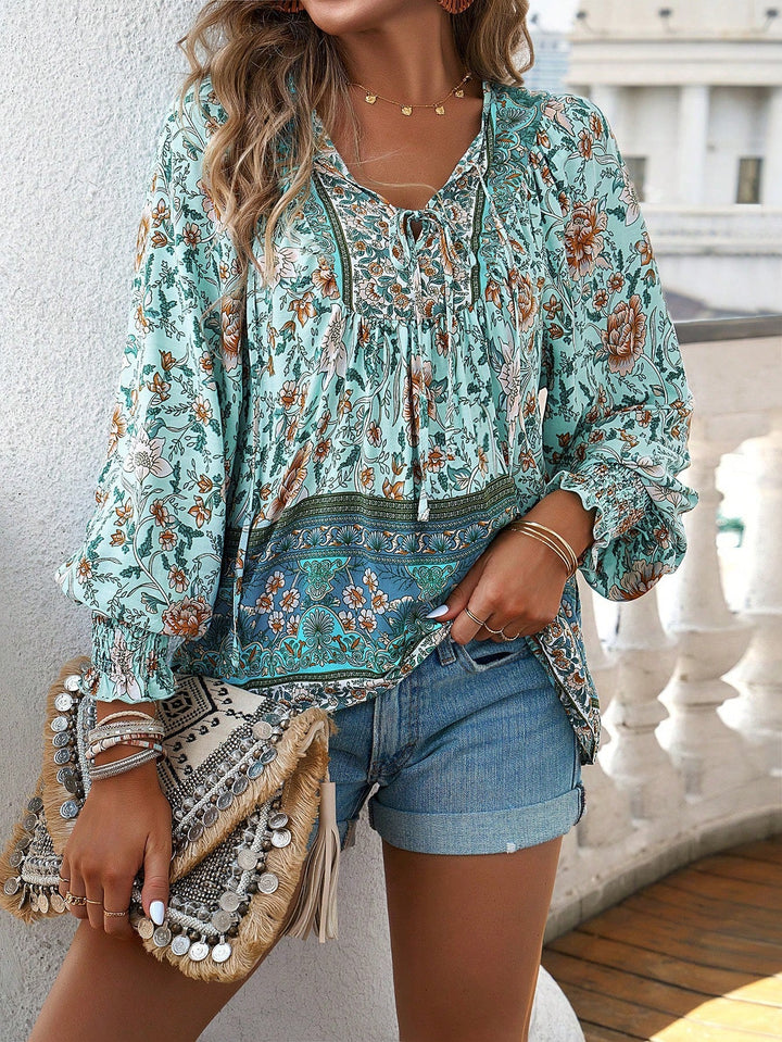 Blusa bohemia con estampado floral y cordón en el cuello