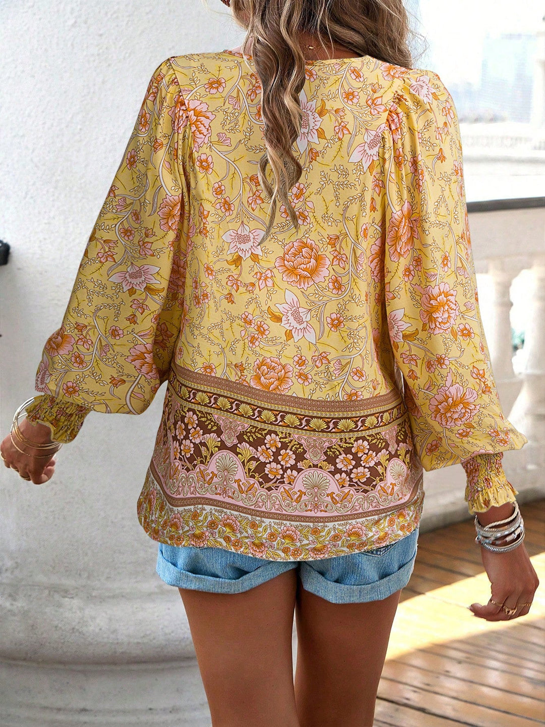 Blusa bohemia con estampado floral y cordón en el cuello