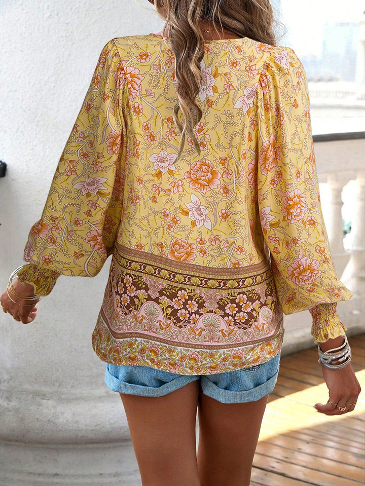 Blusa bohemia con estampado floral y cordón en el cuello