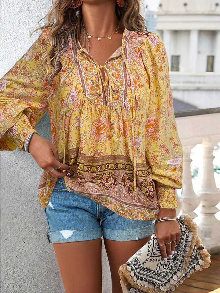 Blusa bohemia con estampado floral y cordón en el cuello
