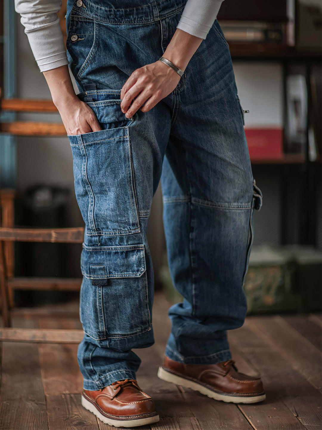 Overol con pechera de mezclilla con bolsillos cargo para hombre