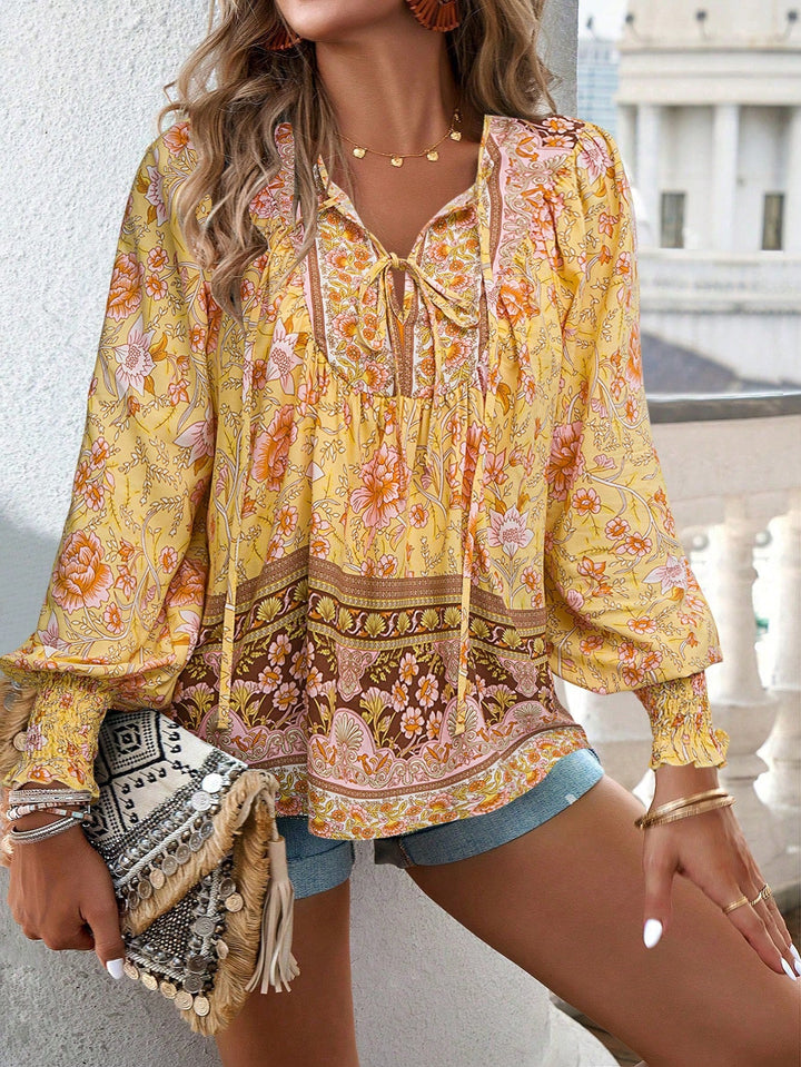 Blusa bohemia con estampado floral y cordón en el cuello